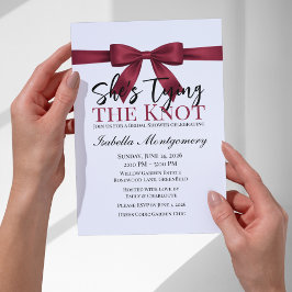 Invitación Ella está atando el nudo Tema Lazo Burgundy