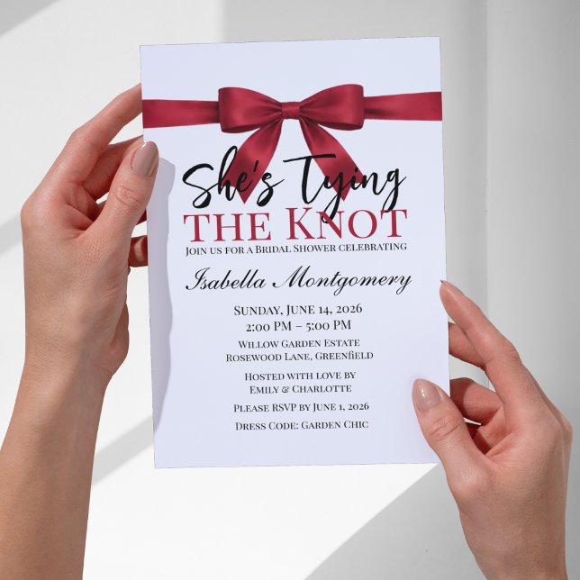 Invitación Ella está atando el nudo Tema Lazo Rojo (She’s Tying the Knot Theme Red Bow Invitation
)
