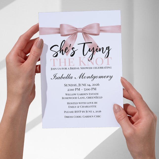 Invitación Ella está atando el nudo Tema Lazo Rosa (She’s Tying the Knot Theme Pink Bow Invitation
)