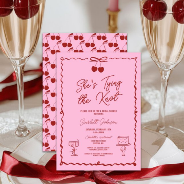 Invitación Ella está atando la ducha de cerezas rojas de Knot (Pink and Cherry Red She's Tying the Knot Bow Bridal Shower Invitations, Chic Trendy, Wavy, Cherries)
