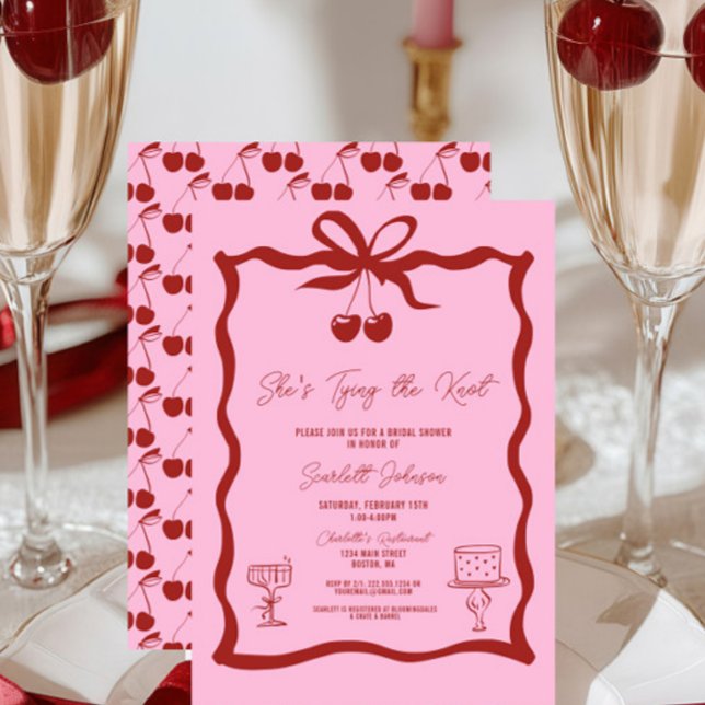 Invitación Ella está atando la ducha de cerezas rojas de Knot (Pink and Cherry Red She's Tying the Knot Bow Bridal Shower Invitations, Chic Trendy, Wavy, Cherries)