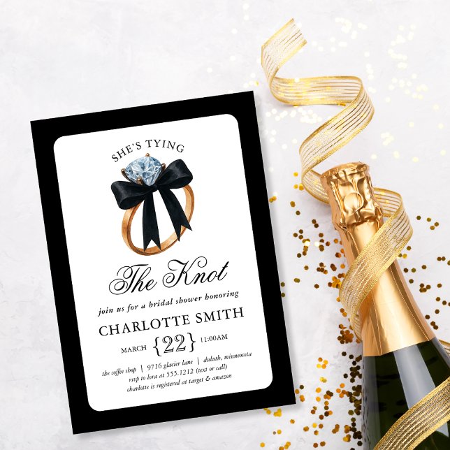 Invitación Ella está atando la ducha de la novia del anillo d (She’s Tying the Knot Black Bow Diamond Engagement Ring Bridal Shower Invitation)