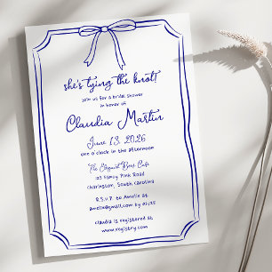 Invitación Ella está atando la ducha de novia azul de la Mari