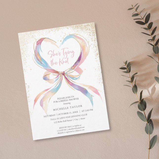 Invitación Ella está atando la ducha de novia de barba rosa K (pastel watercolor pink bow ribbon forming a heart shape with gold glitter details bridal shower invi)