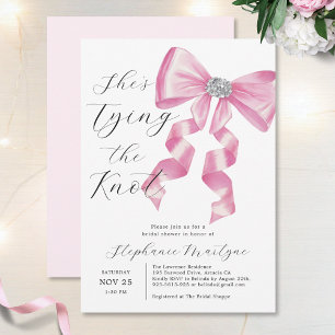 Invitación Ella está atando la ducha de novia de barro rosado