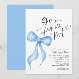 Invitación Ella está atando la ducha de novia de la cinta azu