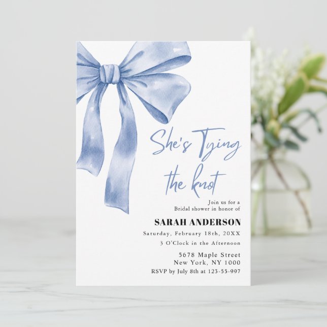Invitación Ella está atando la ducha de novia del arco azul K (Anverso de pie)
