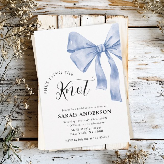 Invitación Ella está atando la ducha de novia del arco azul K (Subido por el creador)