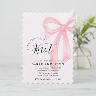Invitación Ella está atando la ducha de novia del arco rosado