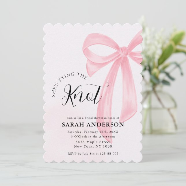 Invitación Ella está atando la ducha de novia del arco rosado (Anverso de pie)