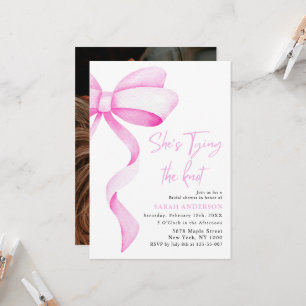 Invitación Ella está atando la ducha de novia del arco rosado