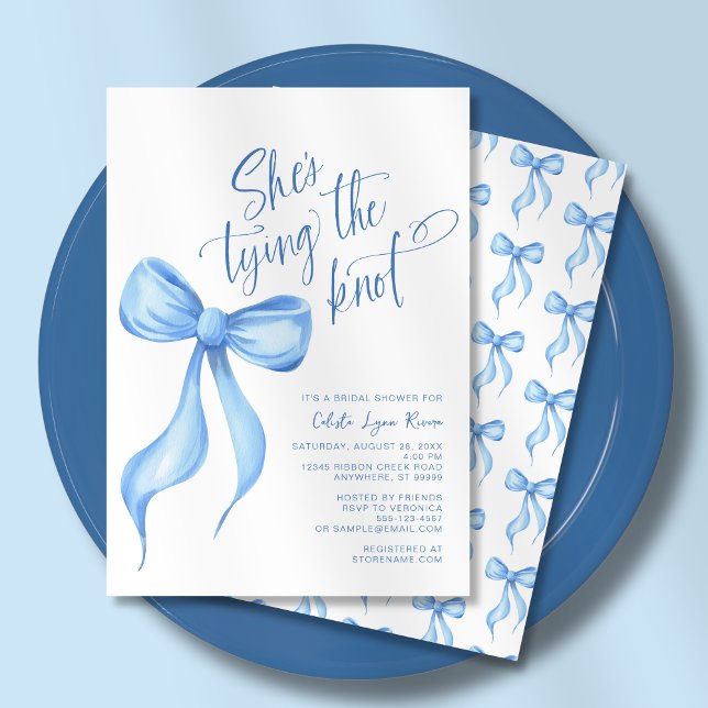 Invitación Ella está atando la ducha de novias azul Knot Bow (Shown on a 5" x 7" invitation)