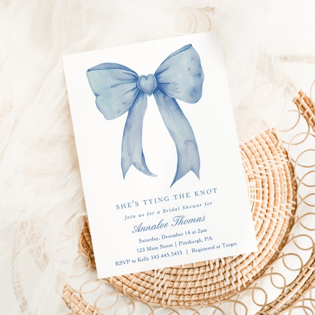 Invitación Ella está atando la ducha de novias azul Knot Bow (Subido por el creador)