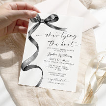 Ella está atando la ducha de novias Black Bow Knot