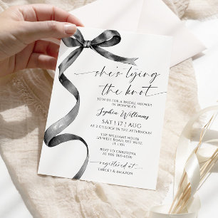 Invitación Ella está atando la ducha de novias Black Bow Knot