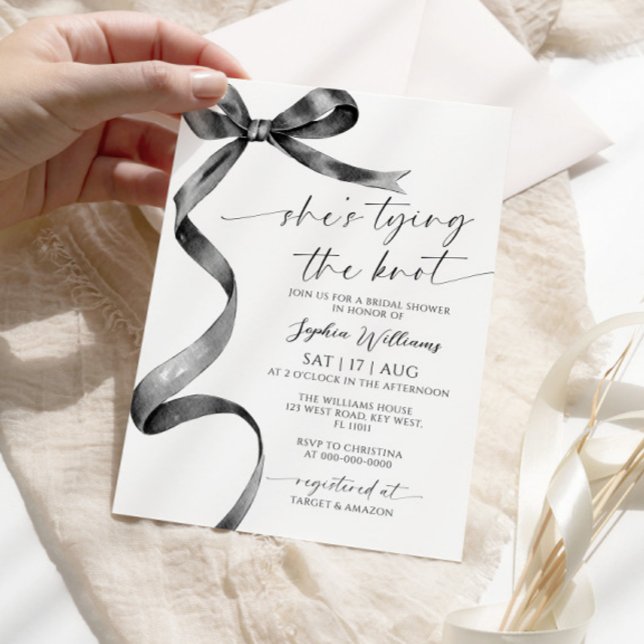 Invitación Ella está atando la ducha de novias Black Bow Knot (Subido por el creador)