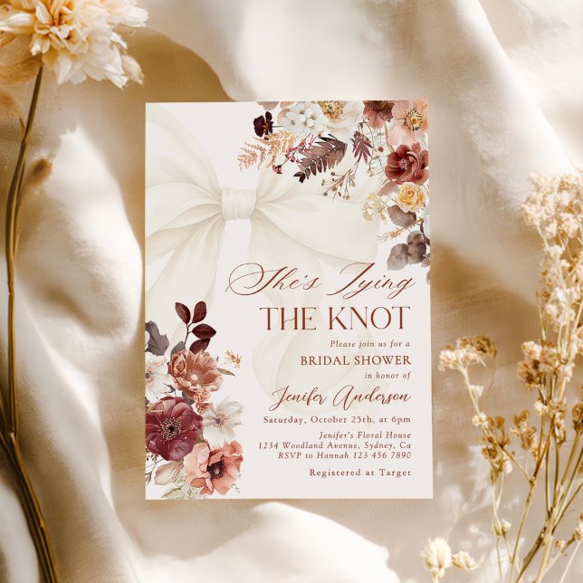 Invitación Ella está atando la ducha de novias con flores de  (Subido por el creador)