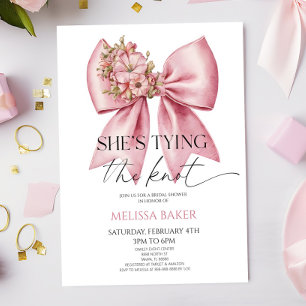 Invitación Ella está atando la ducha de novias con flores ros