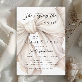 Invitación Ella está atando la ducha de novias con piel blanc
