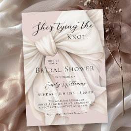 Invitación Ella está atando la ducha de novias con piel blanc