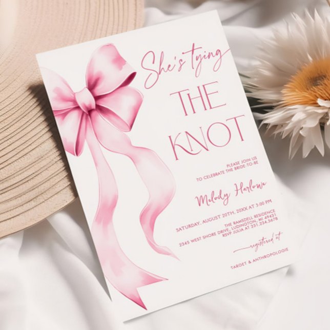 Invitación Ella está atando la ducha de novias de cinta rosa  (She's Tying the Knot Pink Ribbon Bridal Shower Invitation)