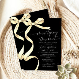 Invitación Ella está atando la ducha de novias de oro de Knot