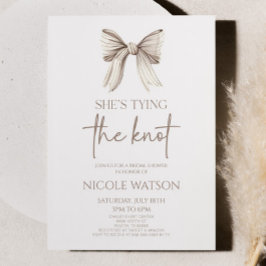 Invitación Ella está atando la ducha de novias de piel blanca