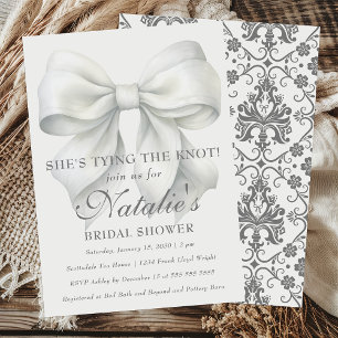Invitación Ella está atando la ducha de novias de piel blanca