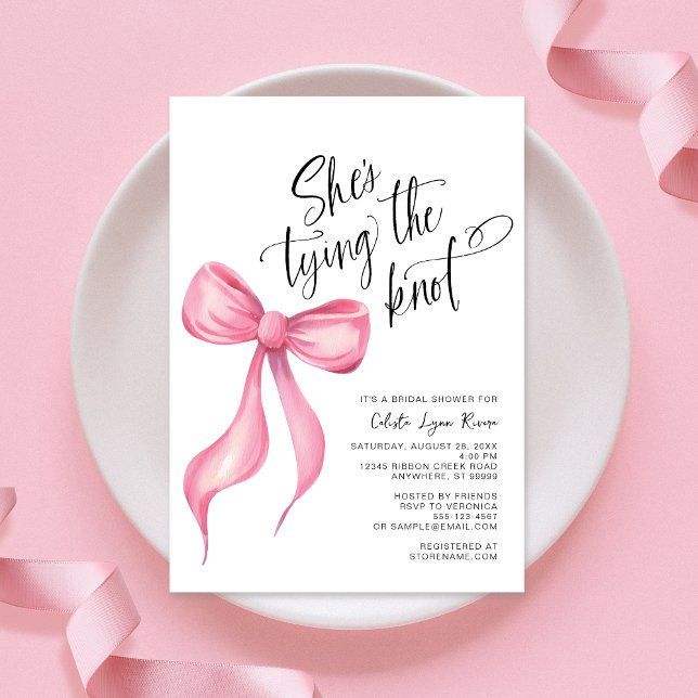 Invitación Ella está atando la ducha de novias de vaca rosa K (Shown on a 5" x 7" invitation)