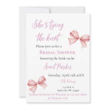 Ella está atando la ducha de novias de vaca rosa K