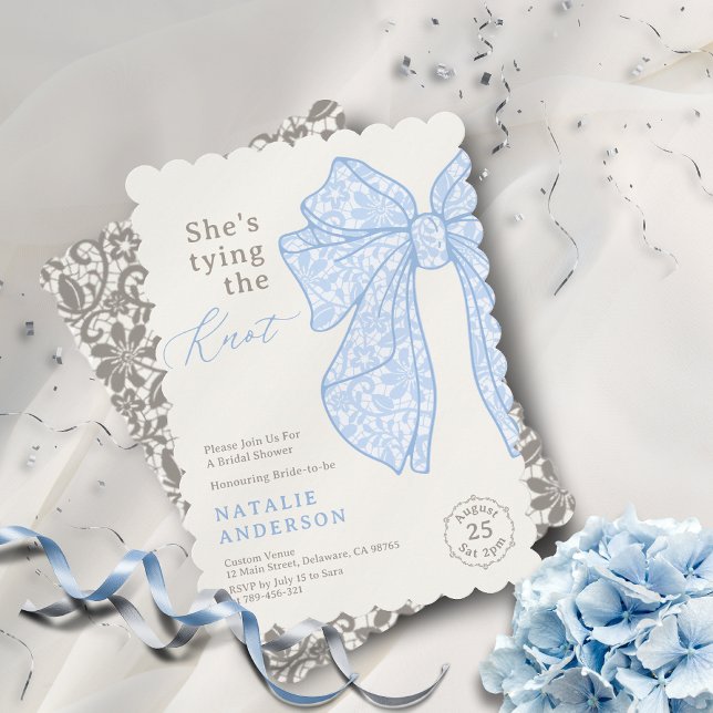 Invitación Ella está atando la ducha de novias Knot Blue Lace (She's tying the Knot Blue Lace Bow Bridal Shower Invitation)