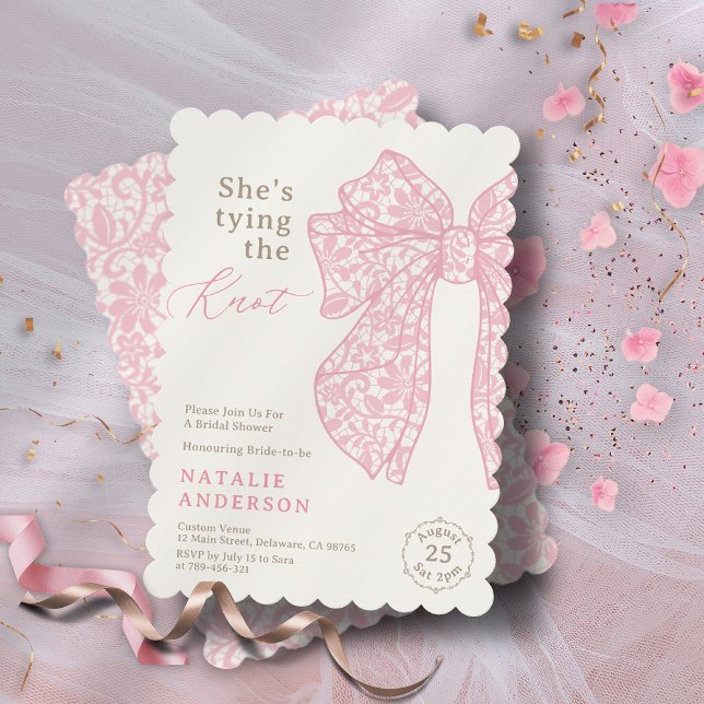 Invitación Ella está atando la ducha de novias Knot Pink Lace (She's tying the Knot Pink Lace Bow Bridal Shower Invitation)