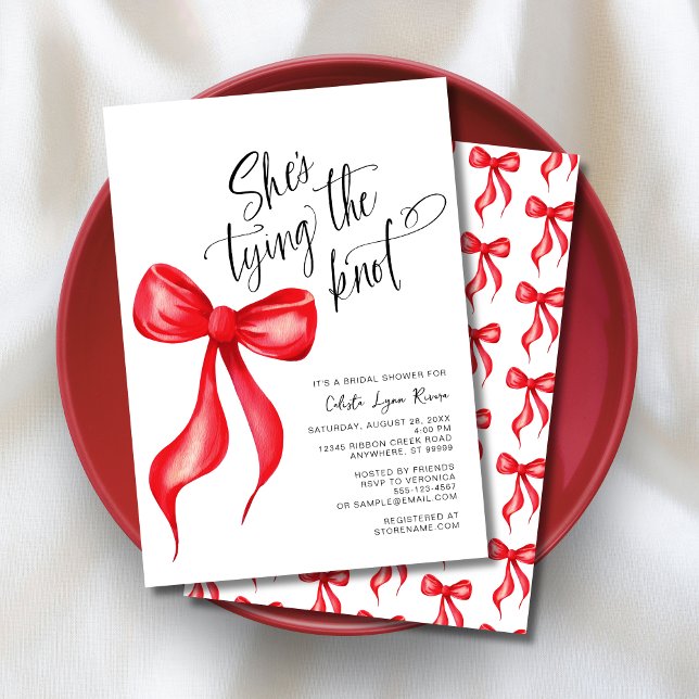 Invitación Ella está atando la ducha de novias Red Bow Knot (Shown on a 5" x 7" invitation)