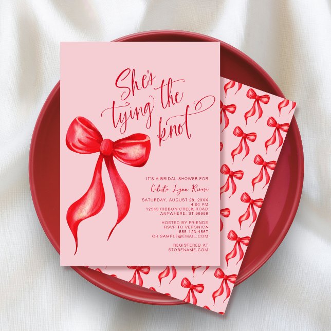 Invitación Ella está atando la ducha de novias rosada de vaca (Shown on a 5" x 7" invitation)