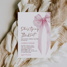 Invitación Ella está atando la ducha de novias rosada Knot