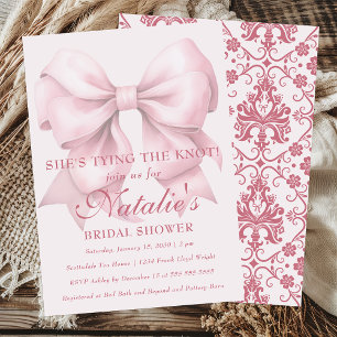 Invitación Ella está atando la ducha de novias rosada Knot