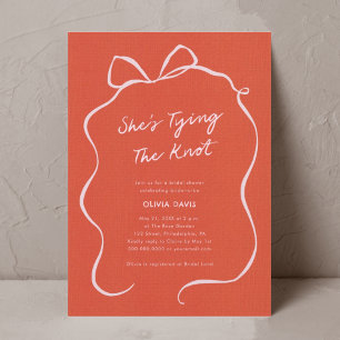 Invitación Ella está atando la ducha de novias rosada Knot