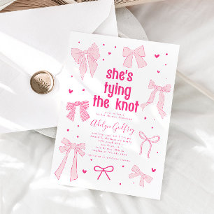 Invitación Ella está atando la ducha de novias rosada Knot