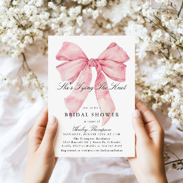Invitación Ella está atando la ducha de novias rosada Knot