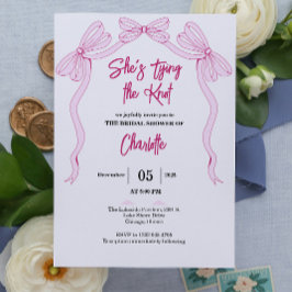 Invitación Ella está atando la ducha de novias rosada simple 