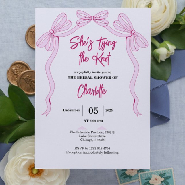 Invitación Ella está atando la ducha de novias rosada simple  (she's tying the knot minimalist pink bow coquette bow bridal shower simple hand drawn)