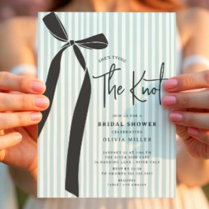 Invitación Ella está atando la ducha nupcial