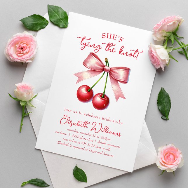 Invitación Ella está atando la ducha nupcial de cerezo (She's Tying the Knot Coquette Cherry Bridal Shower Invitation)