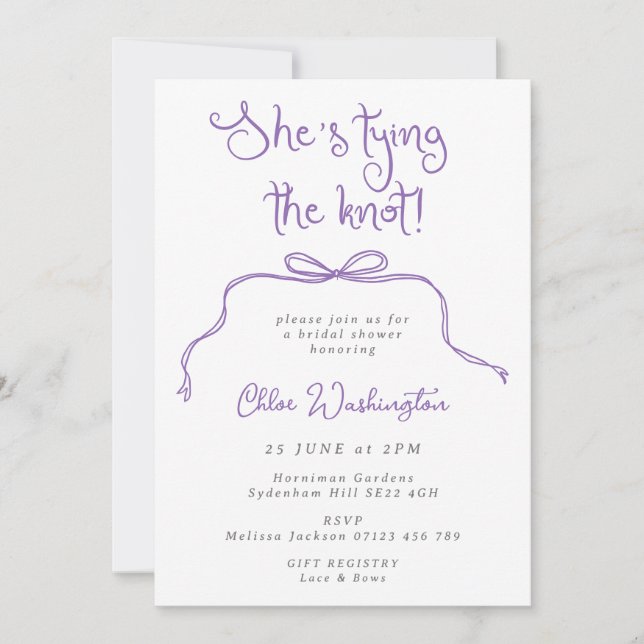 Invitación Ella está atando la ducha nupcial de Knot Lilac (Anverso)