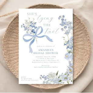 Invitación Ella está atando la ducha nupcial floral azul