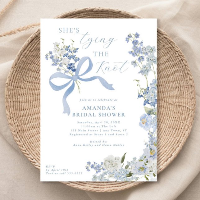Invitación Ella está atando la ducha nupcial floral azul (Subido por el creador)