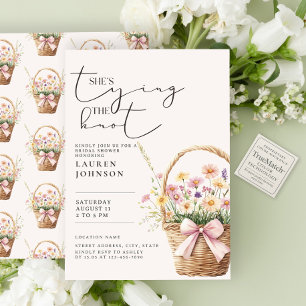 Invitación Ella está atando la ducha nupcial floral de nueces