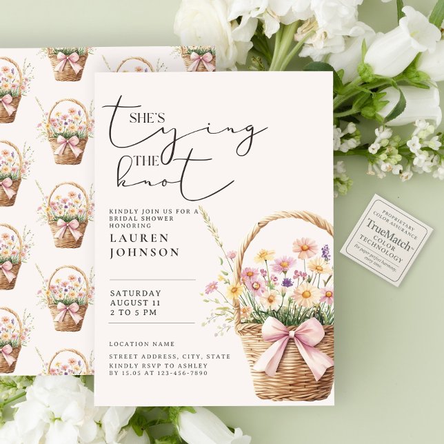 Invitación Ella está atando la ducha nupcial floral de nueces (Subido por el creador)