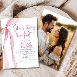 Invitación Ella está atando la foto de Knot Pink Bow Bridal S