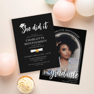 Invitación Ella Lo Hizo Gorra de Graduación Borla Negra Foto 